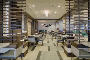 un comedor con mesas, sillas y estanterías en Residence Inn by Marriott Daytona Beach Oceanfront, en Daytona Beach