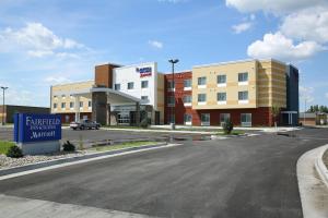 un parcheggio vuoto di fronte a un edificio di Fairfield Inn & Suites by Marriott East Grand Forks a East Grand Forks