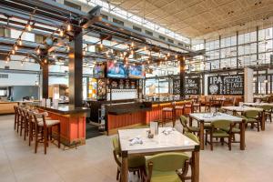 a restaurant with tables and chairs and a bar at Denver Marriott Tech Center in Greenwood Village