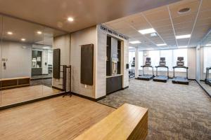 een fitnessruimte met een rij fitnessapparatuur in een kamer bij Fairfield Inn & Suites Minneapolis North in Brooklyn Center