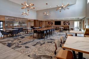 ラスベガスにあるFairfield Inn & Suites Las Vegas Airport Southのテーブルと椅子のあるレストラン、バー
