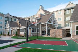 una cancha de baloncesto frente a un edificio en Residence Inn by Marriott Albany Clifton Park, en Clifton Park