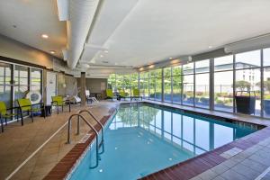 ein großer Pool mit blauem Wasser in einem Gebäude in der Unterkunft SpringHill Suites by Marriott Indianapolis Airport/Plainfield in Plainfield