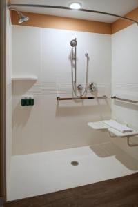 y baño con ducha y lavamanos. en TownePlace Suites by Marriott Grand Rapids Airport en Grand Rapids