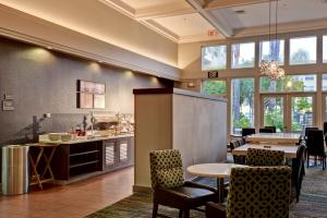 Residence Inn Los Angeles LAX/El Segundo في إل سيغوندو: مطبخ وغرفة طعام مع طاولة وكراسي