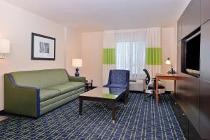 ein Wohnzimmer mit einem Sofa und einem TV in der Unterkunft Fairfield Inn & Suites by Marriott Denver Aurora/Parker in Aurora