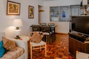 sala de estar con sofá y comedor en Apartamento en el centro de Pocitos, en Montevideo