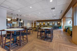 uma sala de jantar com mesas e cadeiras num restaurante em Fairfield by Marriott Inn & Suites Sandusky em Sandusky