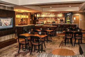 Lounge atau bar di Courtyard Chesapeake Greenbrier