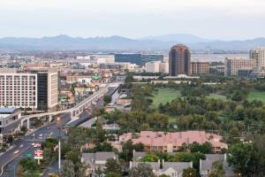 Nespecifikovaný výhled na destinaci Las Vegas nebo výhled na město při pohledu z hotelu