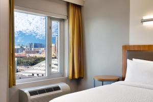 Postel nebo postele na pokoji v ubytování SpringHill Suites by Marriott Las Vegas Convention Center