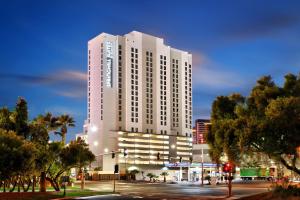 拉斯維加斯的住宿－SpringHill Suites by Marriott Las Vegas Convention Center，夜幕降临的城市街道上一座高大的白色建筑