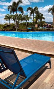 una silla azul sentada junto a una piscina en Alta Vista Thermas Resort, en Caldas Novas
