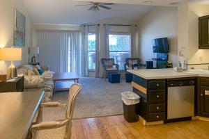 ein Wohnzimmer mit einer Küche und ein Wohnzimmer mit einem Sofa in der Unterkunft Ocean Mile L7 Gulf Beach Getaway in St. George Island