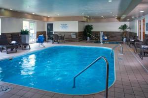 une grande piscine dans le hall de l'hôtel dans l'établissement Fairfield Inn by Marriott Richmond, à New Paris