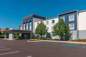 un aparcamiento vacío frente a un edificio en SpringHill Suites Grand Rapids North en Grand Rapids