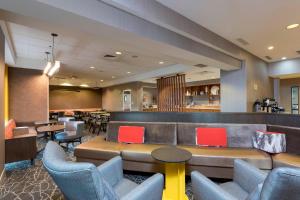 Zona de lounge sau bar la SpringHill Suites Grand Rapids North