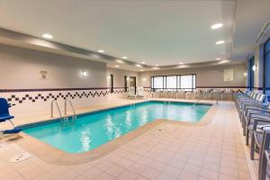 una gran piscina de agua azul en un edificio en SpringHill Suites Grand Rapids North en Grand Rapids