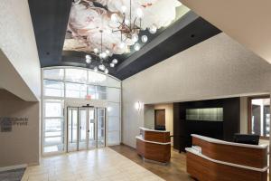 a lobby with a ceiling with a chandelier at Courtyard by Marriott Charlottesville - University Medical Center in Charlottesville