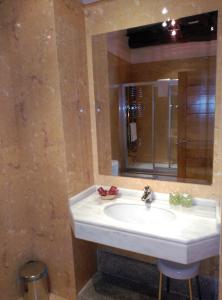a bathroom with a sink and a mirror at PR San Nicolás in Santiago de Compostela