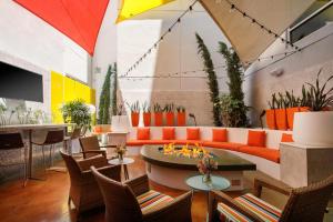 מסעדה או מקום אחר לאכול בו ב-TownePlace Suites by Marriott San Diego Downtown