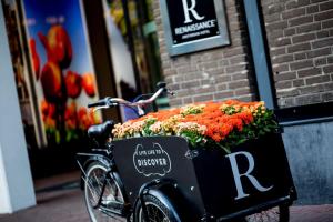 - un vélo avec un panier rempli de fleurs dans l'établissement Renaissance Amsterdam Hotel, à Amsterdam