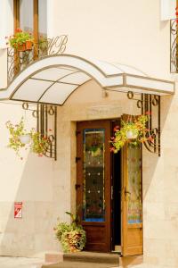 an entrance to a building with a door with flowers at Hotel Belleville in Iaşi