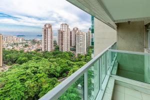 een balkon met uitzicht op de stad bij Confortável apto 2Qtos c/ Varanda e Vista Mar in Rio de Janeiro