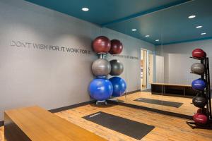 een kamer met ballonnen aan de muur bij Fairfield Inn & Suites by Marriott Belle Vernon in Belle Vernon