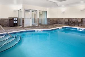 una piscina con agua azul en una habitación de hotel en Fairfield by Marriott Inn & Suites Duluth, en Duluth