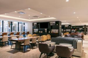 un restaurant avec des tables et des chaises dans un bâtiment dans l'établissement New York Marriott Marquis, à New York