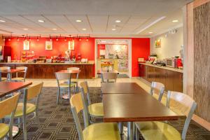 un restaurante con mesas, sillas y paredes rojas en TownePlace Suites by Marriott Las Cruces, en Las Cruces