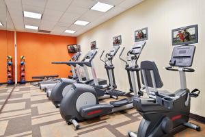 una fila de máquinas de cardio en un gimnasio en Courtyard by Marriott Little Rock Downtown en Little Rock