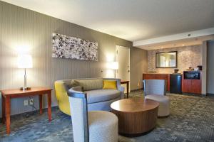 una camera d'albergo con divano e tavolo di Courtyard Blacksburg a Blacksburg
