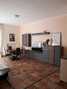 ein Wohnzimmer mit einer Küche und einem Tisch in der Unterkunft Mare qui in Gaeta