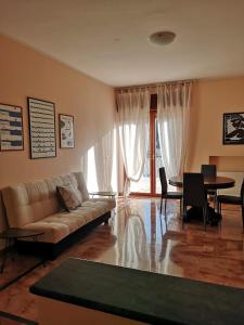 ein Wohnzimmer mit einem Sofa und einem Tisch in der Unterkunft Mare qui in Gaeta