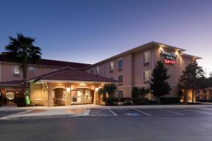 um hotel com um parque de estacionamento em frente em TownePlace Suites by Marriott San Antonio Airport em San Antonio