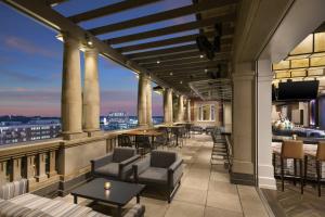 - un balcon avec des tables et des chaises dans un bâtiment dans l'établissement AC Hotel by Marriott Spartanburg, à Spartanburg