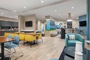 席爾瓦普拉納的住宿－TownePlace Suites by Marriott Potomac Mills Woodbridge，一间带桌椅的餐厅和一间厨房