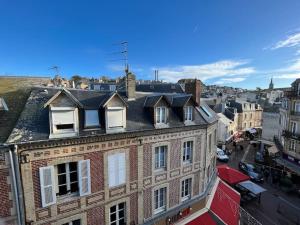 Výhľad na mesto Trouville-sur-Mer alebo výhľad na mesto priamo z apartmánu