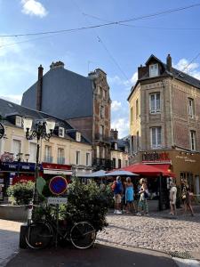 un groupe de personnes marchant dans une rue de la ville dans l'établissement Les Bains de Trouville, à Trouville-sur-Mer