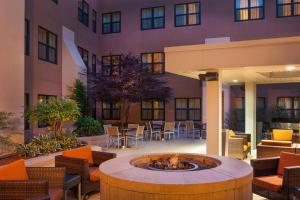 cortile con buca per il fuoco di fronte a un edificio di Residence Inn Portland Downtown Waterfront a Portland