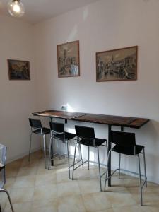 een eetkamer met een tafel en stoelen bij MAWA in Ferrara