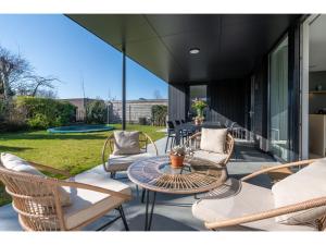 eine Terrasse mit Stühlen und einem Tisch auf der Veranda in der Unterkunft completely newly built modern holiday home in a quiet location in Kamperland