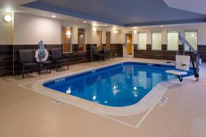 een groot zwembad in een hotelkamer bij Fairfield Inn & Suites High Point Archdale in Archdale