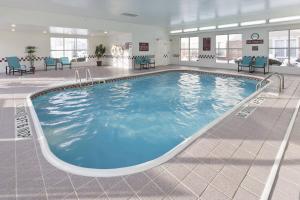 a large swimming pool in a hotel lobby at Residence Inn Youngstown Boardman/Poland in Poland