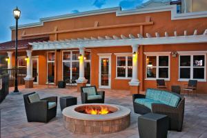 un patio avec des chaises et un foyer extérieur en face d'un bâtiment dans l'établissement Residence Inn by Marriott Lubbock-University Area, à Lubbock