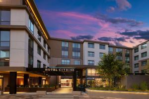 an exterior view of a hotel at dusk at Hotel Citrine, Palo Alto, a Tribute Portfolio Hotel in Palo Alto