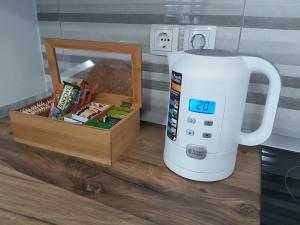 - une cafetière installée à côté d'une boîte en bois dans l'établissement Studio apartman Draga, à Velika Ludina