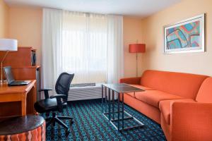 una camera d'albergo con divano e tavolo di Fairfield Inn & Suites Lafayette a Lafayette